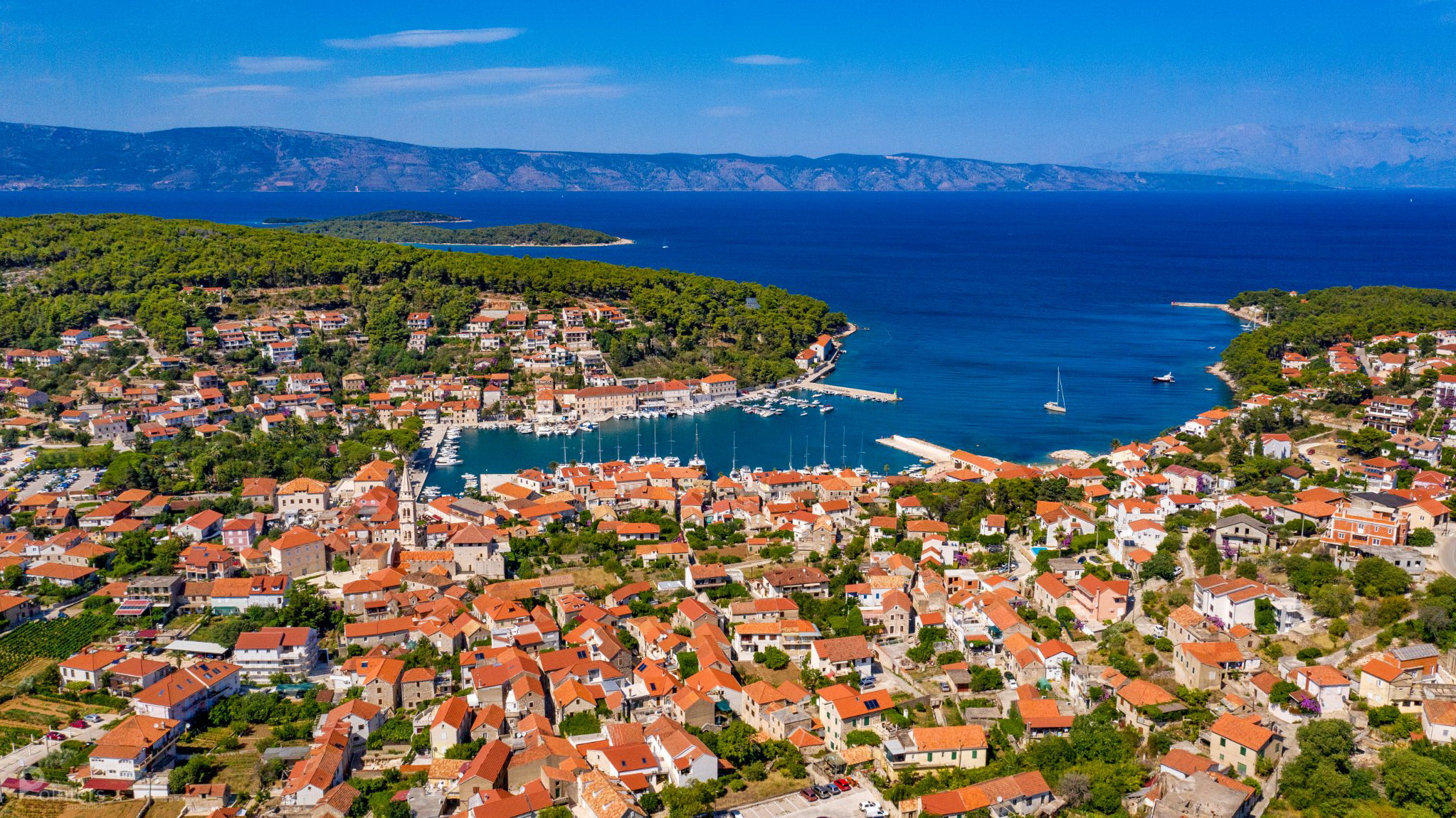 Kampiranje Jelsa, kamp Mina - Avtokampi.si