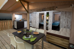 dnevni prostor s kuhinjo - glamping šotor - kamp Santa Marina