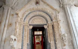 Radovanov portal - katedrala Trogir