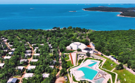 Kamp Mon Perin ima nov wellness z bazeni in savnami. Vrhunska ponudba kampiranja ob prekrasnih plažah