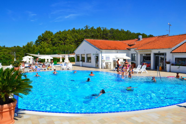 Slovenski in hrvaški kampi z bazeni