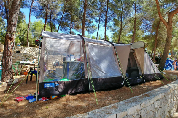 NaZraku.si omogoča nakup kakovostnih šotorov znamke Kampa