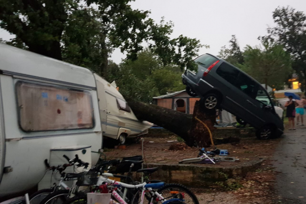 Nevihte povzročile veliko škode po kampih na Hrvaškem