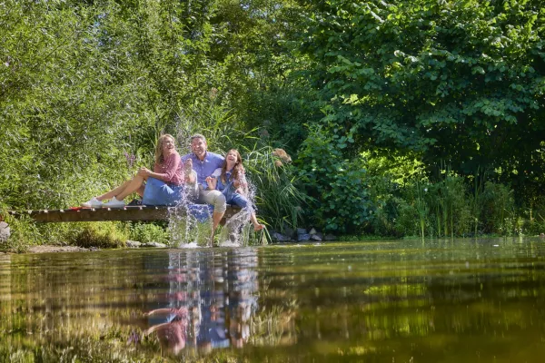 Nisdorf, igranje družine ob ribniku © DZT Jens Wegener