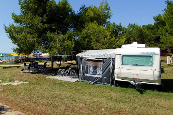 Hrvaška odprla mejo tudi za pavšaliste v kampih