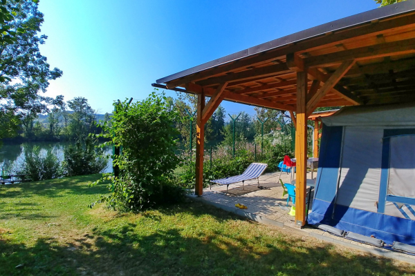 Slovenski kampi ostajajo zaprti, a omogočen dostop do pavšalne počitniške prikolice