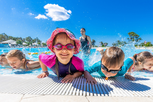 AKCIJA - kamp Zaton Holiday Resort omogoča počitnice ob peščeni plaži in kopanje v ogrevanih bazenih